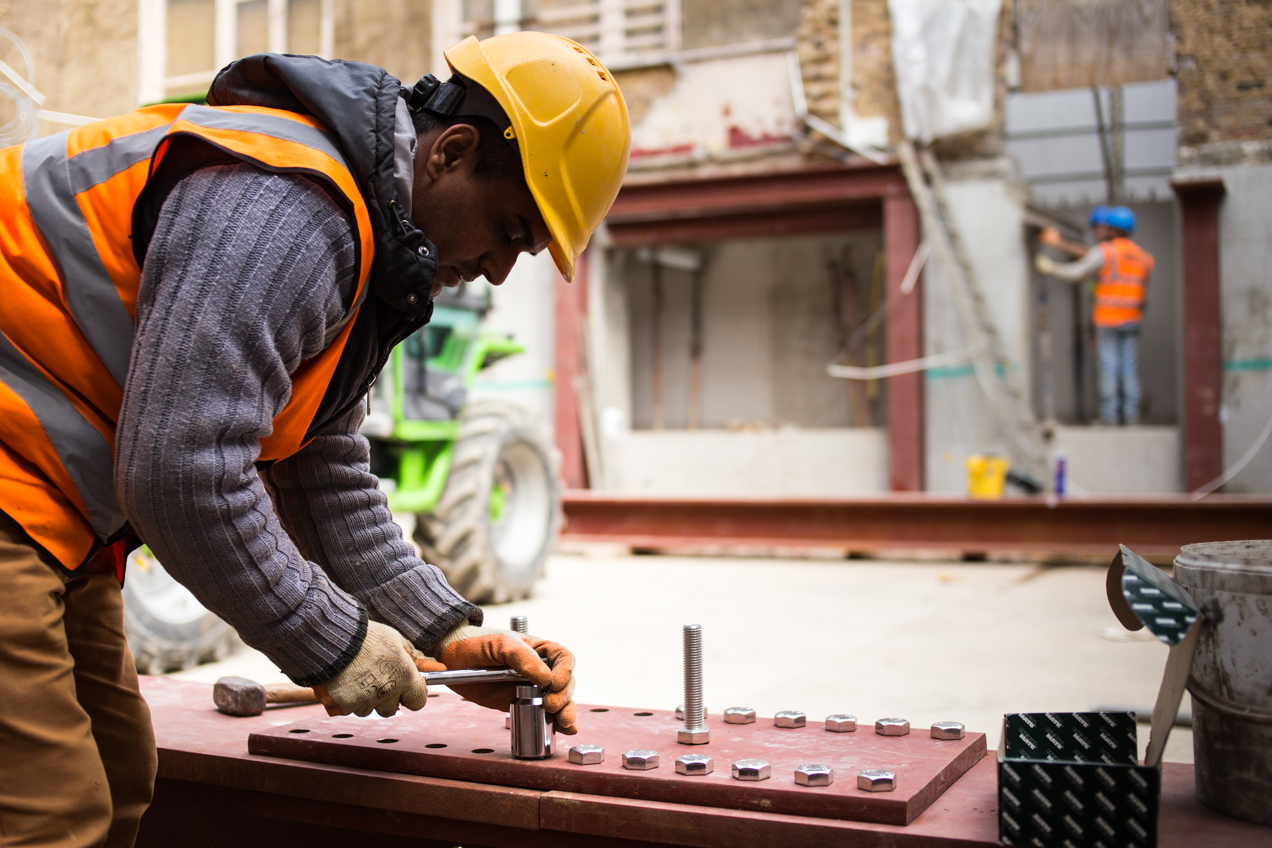 Steel base plate bolt fixing